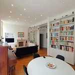 Minzoni: Quiet, Bright & Central Apartment
